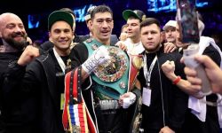 الملاكم الروسي بيفول يتوج بطلا للعالم بلا منازع